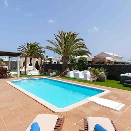 Villa Eslanzarote Rosa, Heated Pool, Jacuzzi, Super Wifi, Sat Tv *