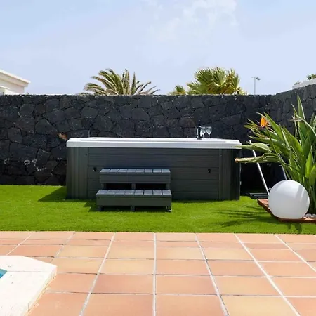 Villa Eslanzarote Rosa, Heated Pool, Jacuzzi, Super Wifi, Sat Tv