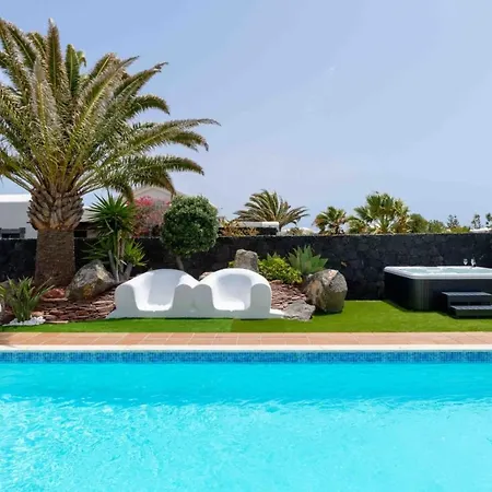 Eslanzarote Rosa, Heated Pool, Jacuzzi, Super Wifi, Sat Tv